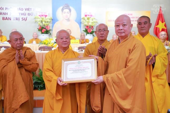 Hòa thượng Thích Thiện Minh, Trưởng ban Trị sự GHPGVN TP.Thủ Đức đại diện Ban Trị sự GHPGVN TP.Thủ Đức đón nhận Bằng tuyên dương công đức của Ban Thường trực Ban Trị sự GHPGVN TP.HCM