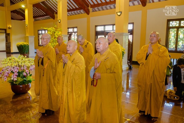 Chư tôn đức dâng hương tưởng niệm Trưởng lão Hòa thượng Thích Thiện Hào, nguyên Phó Chủ tịch Thường trực Hội đồng Trị sự, nguyên Trưởng ban Trị sự Phật giáo TP.HCM; Trưởng lão Hòa thượng Thích Từ Nhơn, nguyên Phó Chủ tịch Thường trực Hội đồng Trị sự và liệt vị Tổ sư tại Việt Nam Quốc Tự (Q.10)