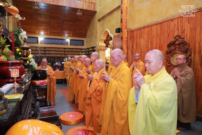 Chư tôn giáo phẩm niêm hương lễ Tổ tại tổ đường tu viện Phước Minh