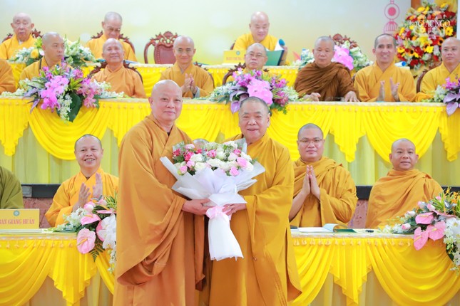 Trưởng lão Hòa thượng Thích Thiện Pháp nhận hoa chúc mừng từ Hòa thượng Thích Lệ Trang