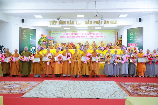 Thượng tọa Thích Quang Thạnh, Phó ban Trị sự kiêm Trưởng ban Giáo dục Phật giáo TP.HCM trao Bằng công đức của Ban Trị sự Phật giáo TP.HCM