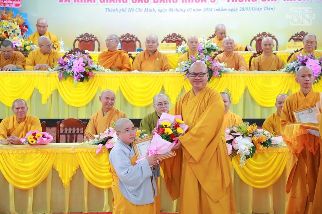 Thượng tọa Thích Phước Đạt trao Bằng khen đến Ni sinh có thành tích trong học tập