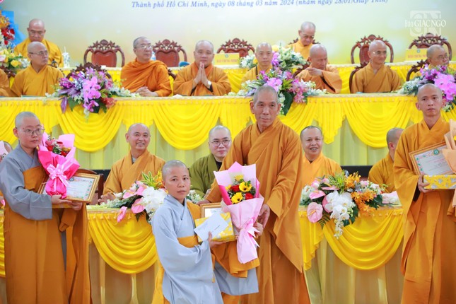 Thượng tọa Thích Giác Trí trao Bằng khen đến Ni sinh ưu tú
