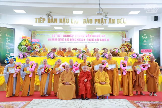 Tăng Ni sinh đạt thành tích cao chụp hình lưu niệm cùng chư tôn giáo phẩm