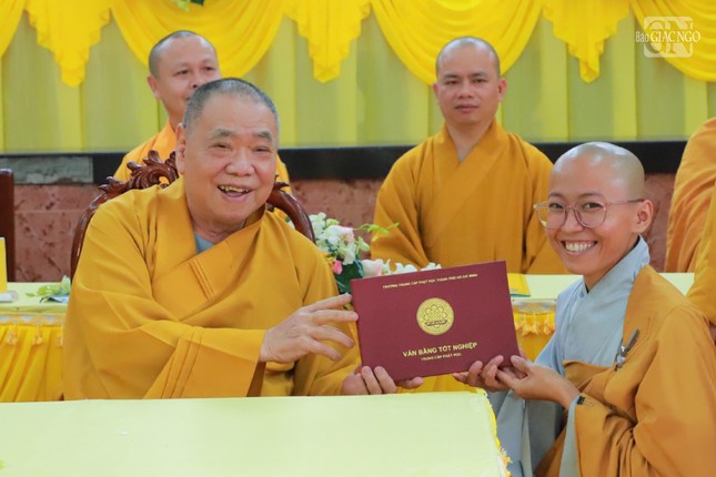 Ni sinh nhận Bằng tốt nghiệp