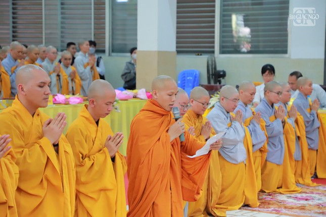 Đại diện Tăng Ni sinh lớp Trung cấp khóa 12 dâng lời cảm tưởng