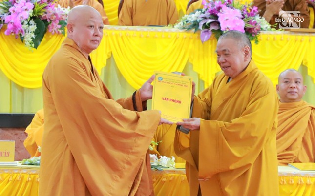 Ban Trị sự GHPGVN TP.HCM trao quyết định chuẩn y thành phần nhân sự Ban Giám hiệu Trường Trung cấp Phật học TP.HCM