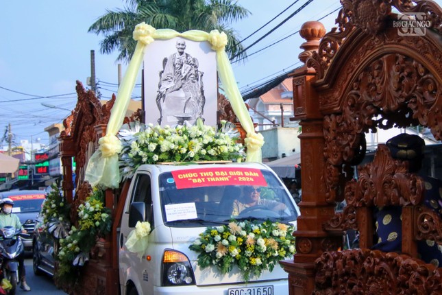 Đoàn xe cung thỉnh di ảnh Đại lão Hòa thượng Thích Đạt Thanh về an trí tại Tổ đường tổ đình Long Thiền