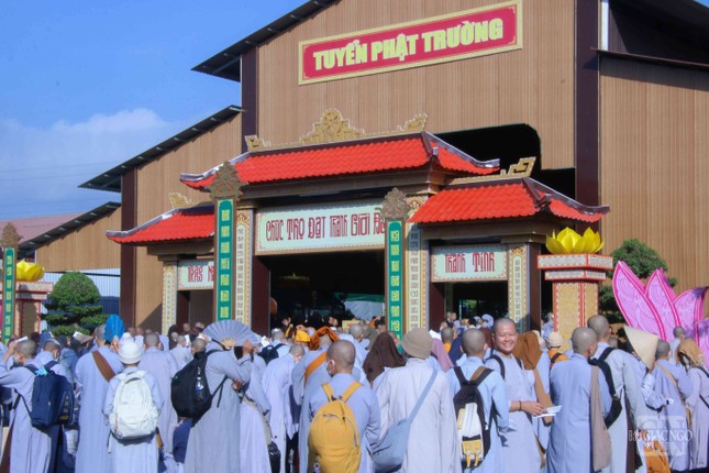 1.930 giới tử nhập giới trường chính thức ngày sinh hoạt đầu tiên tại Đại giới đàn Đạt Thanh