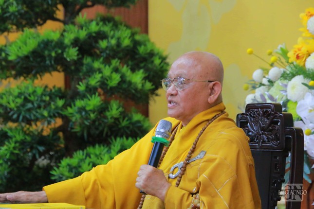 Trưởng lão Hòa thượng Thích Thiện Đạo sách tấn giới tử