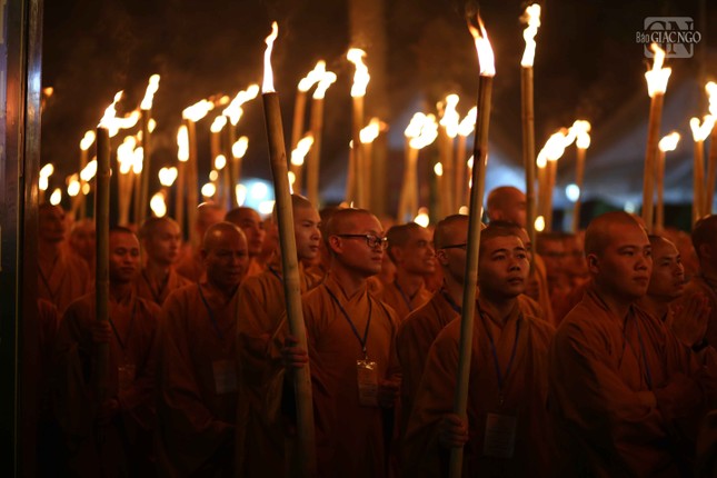 Giới tử thực hiện nghi thức tuần chiếu truyền thống thiền môn