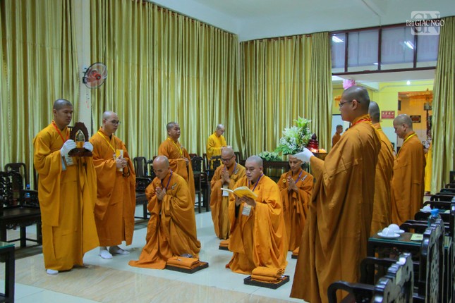 Đại diện giới tử tác bạch cung thỉnh Hội đồng Thập sư quang lâm giới trường