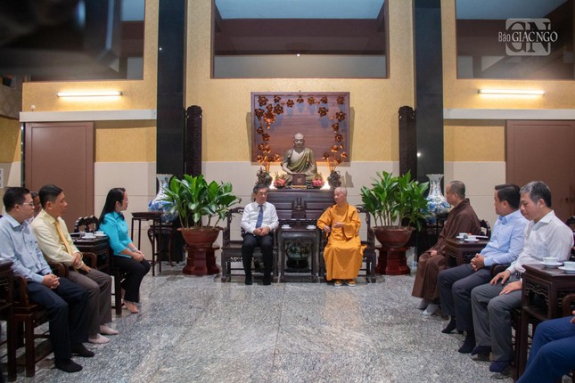 Quang cảnh buổi thăm, chúc mừng Phật đản của lãnh đạo TP.HCM tại chùa Huê Nghiêm Quang cảnh buổi thăm, chúc mừng Phật đản của lãnh đạo TP.HCM tại chùa Huê Nghiêm