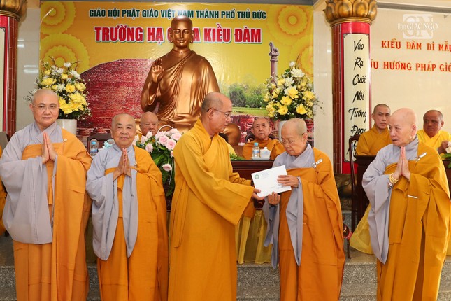 Hòa thượng Thích Minh Truyền trao tịnh tài trợ duyên cho chư hành giả Ni an cư tu học tại hạ trường chùa Kiều Đàm
