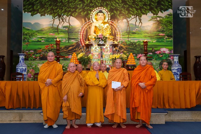 Thượng tọa Thích Thiện Hảo trao tịnh tài cúng dường trường hạ pháp viện Minh Đăng Quang
