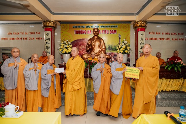 Trao tịnh tài đến Ni trưởng Thích nữ Như Đức, Thiền chủ; Ni trưởng Thích nữ Tắc Tuyết, Ni trưởng Thích nữ Giác Trung, đồng Phó Thiền chủ và Ni sư Thích nữ Chúc Tường, Hóa chủ