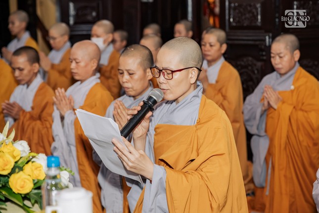 Đại diện Ban Thư ký trường hạ chùa Sùng Đức báo cáo tóm tắt sinh hoạt tu học của chư hành giả