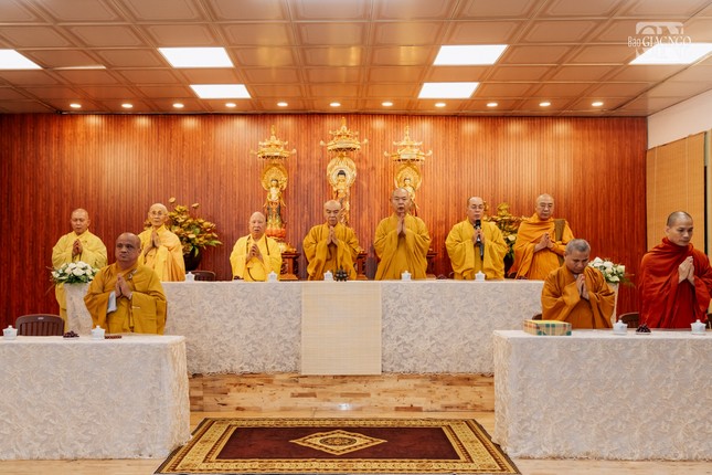 Chư tôn đức Ban Trị sự GHPGVN TP.HCM (đoàn 2) thăm hạ trường chùa Vạn Đức