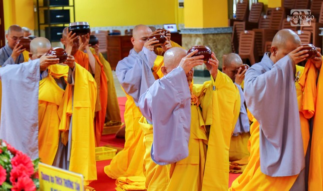 Các giới tử Tỳ-kheo thọ nhận tam y, bình bát, tọa cụ và đãy lọc nước Các giới tử Tỳ-kheo thọ nhận tam y, bình bát, tọa cụ và đãy lọc nước