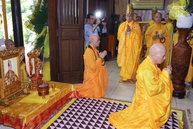 Trưởng lão Hòa thượng Thích Giác Quang niêm hương bạch Tổ Trưởng lão Hòa thượng Thích Giác Quang niêm hương bạch Tổ