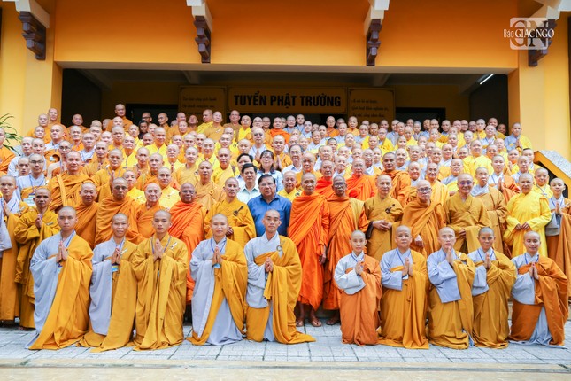 Ban Kiến đàn, Hội đồng Thập sư, lãnh đạo chính quyền các cấp và các giới tử chụp hình lưu niệm