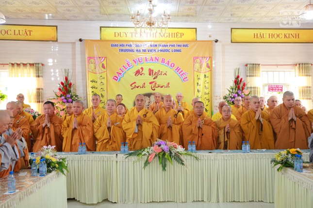 Chư tôn đức tham dự buổi lễ Chư tôn đức tham dự buổi lễ