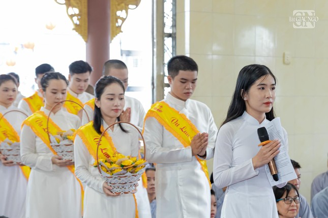 Đoàn Phật tử cử hành nghi thức cài hoa Đoàn Phật tử cử hành nghi thức cài hoa