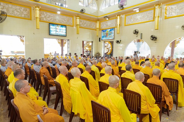 Quang cảnh buổi lễ tại chánh điện Quang cảnh buổi lễ tại chánh điện