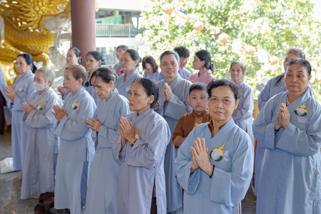 Hoa hồng trắng được cài lên ngực những người con không may đã mất đi song thân Hoa hồng trắng được cài lên ngực những người con không may đã mất đi song thân