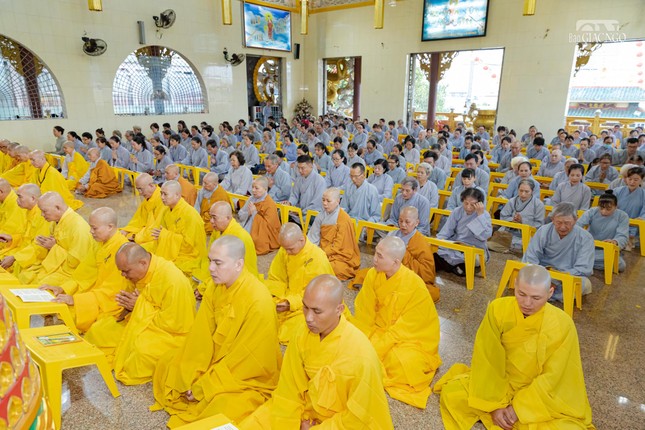 Chư tôn đức và Phật tử phúng tụng kinh Vu lan Chư tôn đức và Phật tử phúng tụng kinh Vu lan