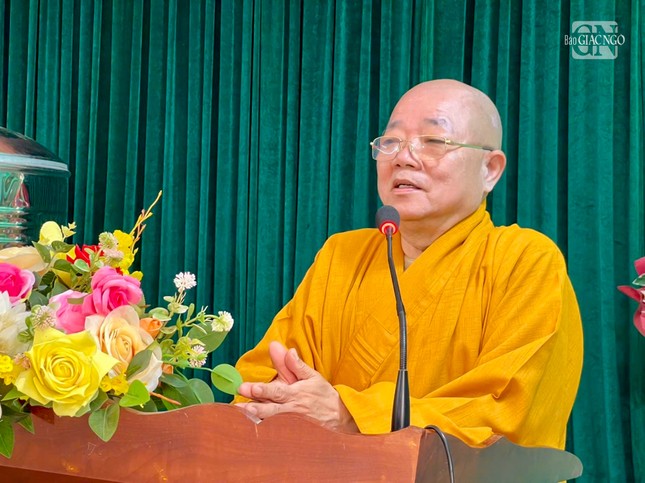 Thượng tọa Thích Thiện Hảo phát biểu chia sẻ với bà con bị ảnh hưởng bởi bão lũ Thượng tọa Thích Thiện Hảo phát biểu chia sẻ với bà con bị ảnh hưởng bởi bão lũ