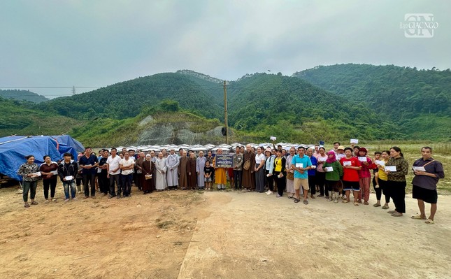 Đoàn đã trao 190 bồn chứa nước 1.000 lít cùng các đồ dùng gia dụng thiết yếu và tiền mặt... nhằm giúp bà con vùng bão lũ tái thiết đời sống sau thiên tai Đoàn đã trao 190 bồn chứa nước 1.000 lít cùng các đồ dùng gia dụng thiết yếu và tiền mặt... nhằm giúp bà con vùng bão lũ tái thiết đời sống sau thiên tai