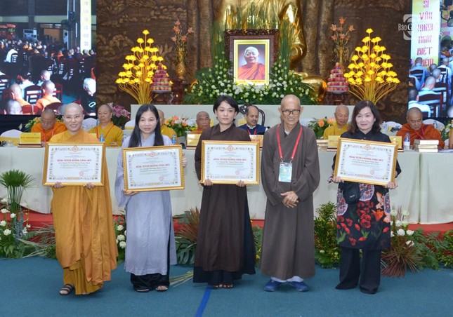 ...thuộc các Trung tâm, Ban trực thuộc Viện