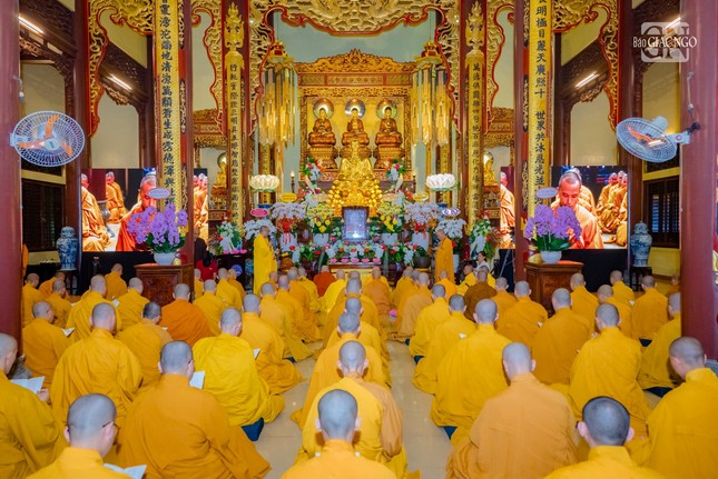 Đại chúng cùng xướng tụng thời kinh Chuyển Pháp luân