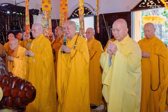 Chư tôn đức niêm hương, đảnh lễ Tam bảo Chư tôn đức niêm hương, đảnh lễ Tam bảo