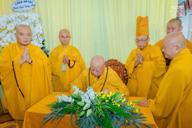 Hòa thượng Thích Lệ Trang, Trưởng ban Trị sự GHPGVN TP.HCM viết sổ tang phân ưu cùng Ban Tổ chức lễ tang và môn đồ pháp quyến