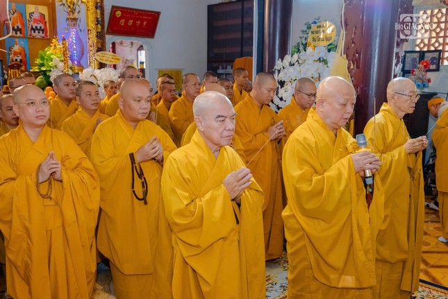 Chư tôn đức dâng nén tâm hương tưởng niệm