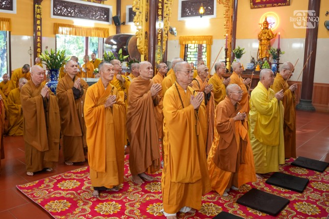 Chư vị giáo phẩm hiện diện hộ niệm Chư vị giáo phẩm hiện diện hộ niệm