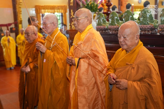 Niêm hương bạch Phật Niêm hương bạch Phật