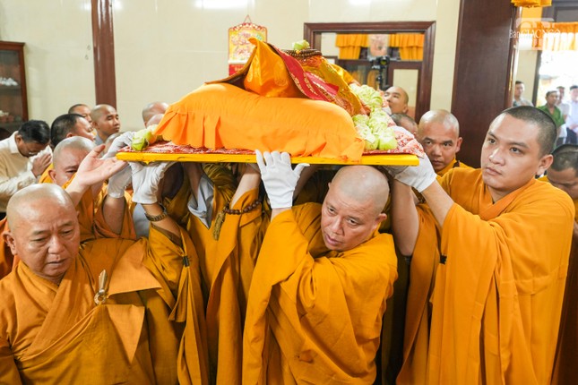 Môn đồ pháp quyến cung thỉnh nhục thân Hòa thượng đến Giác linh đường Môn đồ pháp quyến cung thỉnh nhục thân Hòa thượng đến Giác linh đường