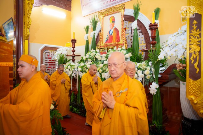 Chư tôn đức hữu nhiễu kim quan bái biệt Hòa thượng Thích Huệ Cảnh