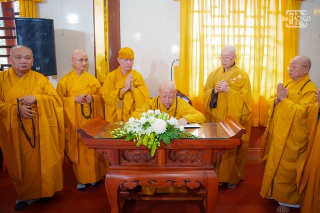 Hòa thượng Thích Lệ Trang, Trưởng ban Trị sự GHPGVN TP.HCM viết sổ tang phân ưu