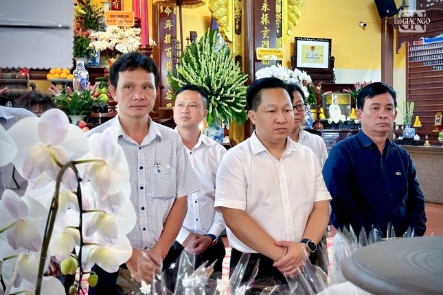 Phái đoàn Thành ủy, HĐND, UBND, UBMTTQVN TP.Thủ Đức do ông Hoàng Tùng, Chủ tịch UBND TP.Thủ Đức làm trưởng đoàn kính viếng trước Giác linh đường Hòa thượng Thích Huệ Cảnh