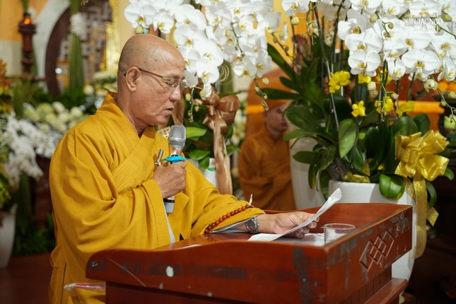 Hòa thượng Thích Minh Truyền đọc lời tưởng niệm của Ban Trị sự GHPGVN TP.Thủ Đức