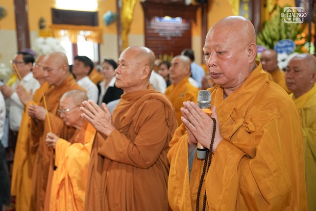 Chư tôn đức thắp hương tưởng niệm