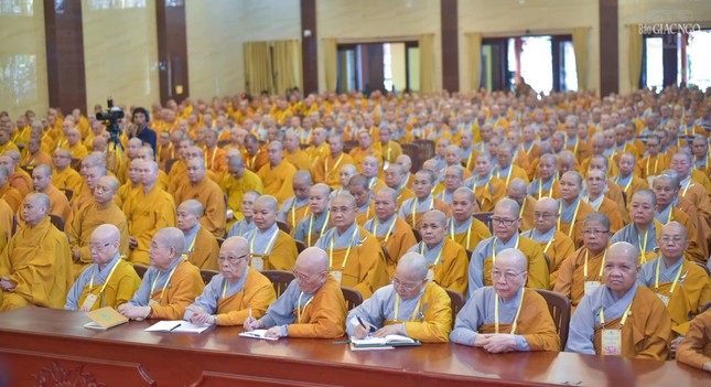 Chư Tăng Ni lắng nghe lời sách tấn của Trưởng lão Hòa thượng