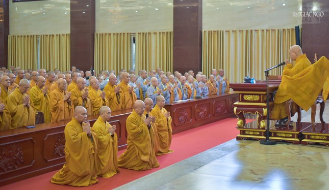 Hòa thượng Thích Lệ Trang đại diện chư Tăng Ni dâng lời tác bạch tri ân, y giáo phụng hành theo lời chỉ dạy của Trưởng lão Hòa thượng