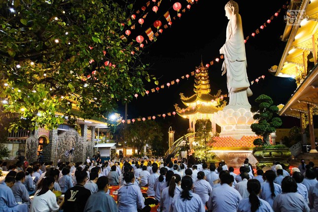 Hơn 1.200 Phật tử tham dự đêm hoa đăng khánh đản Đức Phật A Di Đà do Đạo tràng Cực lạc Liên hữu - chùa Vạn Đức tổ chức