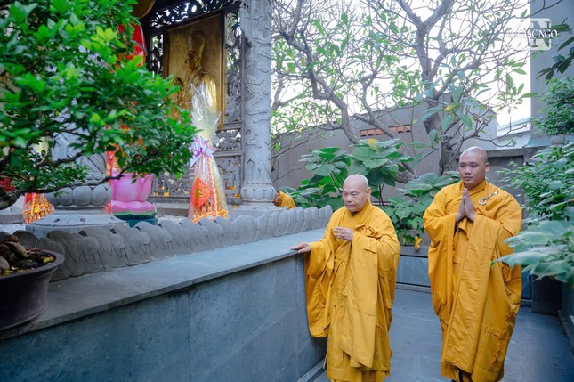 Trưởng lão Hòa thượng Thích Thiện Nhơn hữu nhiễu bảo tháp Đại lão Hòa thượng Đệ nhất Chủ tịch Hội đồng Trị sự GHPGVN Thích Trí Thủ tại Quảng Hương Già Lam Trưởng lão Hòa thượng Thích Thiện Nhơn hữu nhiễu bảo tháp Đại lão Hòa thượng Đệ nhất Chủ tịch Hội đồng Trị sự GHPGVN Thích Trí Thủ tại Quảng Hương Già Lam