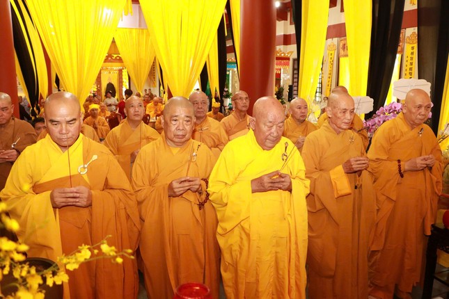 Chư tôn đức thắp hương tưởng niệm, tri ân công đức Hòa thượng Thích Chơn Minh đối với Đạo pháp